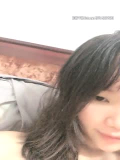 挺嫩苗条妹子全裸自摸，近距离特写掰穴手指扣弄用棒子抽插谈插入感受，很是诱惑喜欢不要错过海报剧照