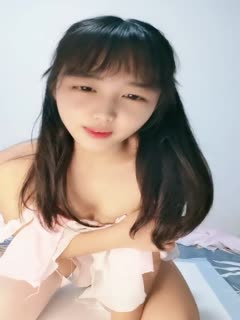 ❤️高中18岁学妹小萝莉，完美露脸大秀~尿尿，瓣B特写，道具强烈抽插自慰高潮海报剧照