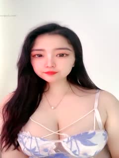 #龙龙_颜值高极品巨乳美女主播，撩下衣服摇动美乳揉捏给狼友看海报剧照